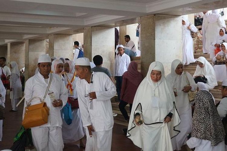 Jemaah dari berbagai daerah mengikuti acara Manasik Umroh First Travel 2017 dan Dzikir Akbar yang diselenggarakan oleh agen perjalanan umroh First Travel di Masjid Istiqlal Jakarta, Minggu (6/11/2016).