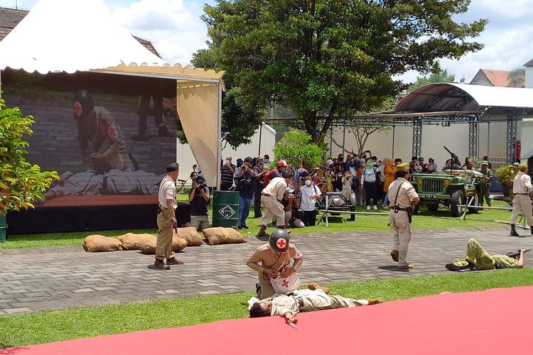 Drama Teatrikal Serangan Umum 1 Maret yang ditampilkan di Beteng Vredeburg, Kota Yogyakarta, Selasa (1/3/2022)