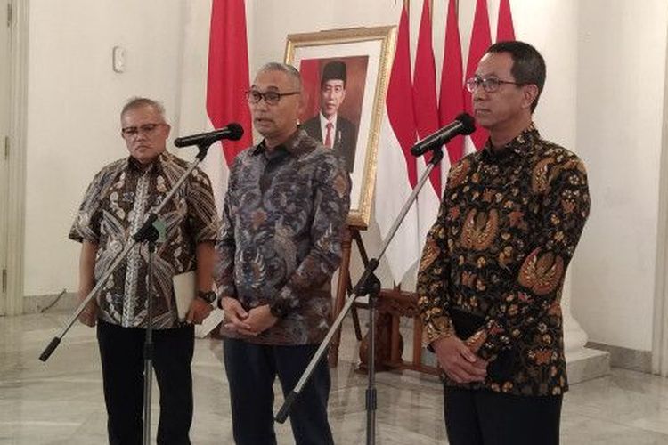 Penjabat Gubernur DKI Heru Budi Hartono (dua dari kanan) memberikan keterangan pers terkait pemanfaatan aset milik negara setelah IKN pindah ke Kalimantan Timur di Balai Kota Jakarta, Jumat (10/2/2023) 