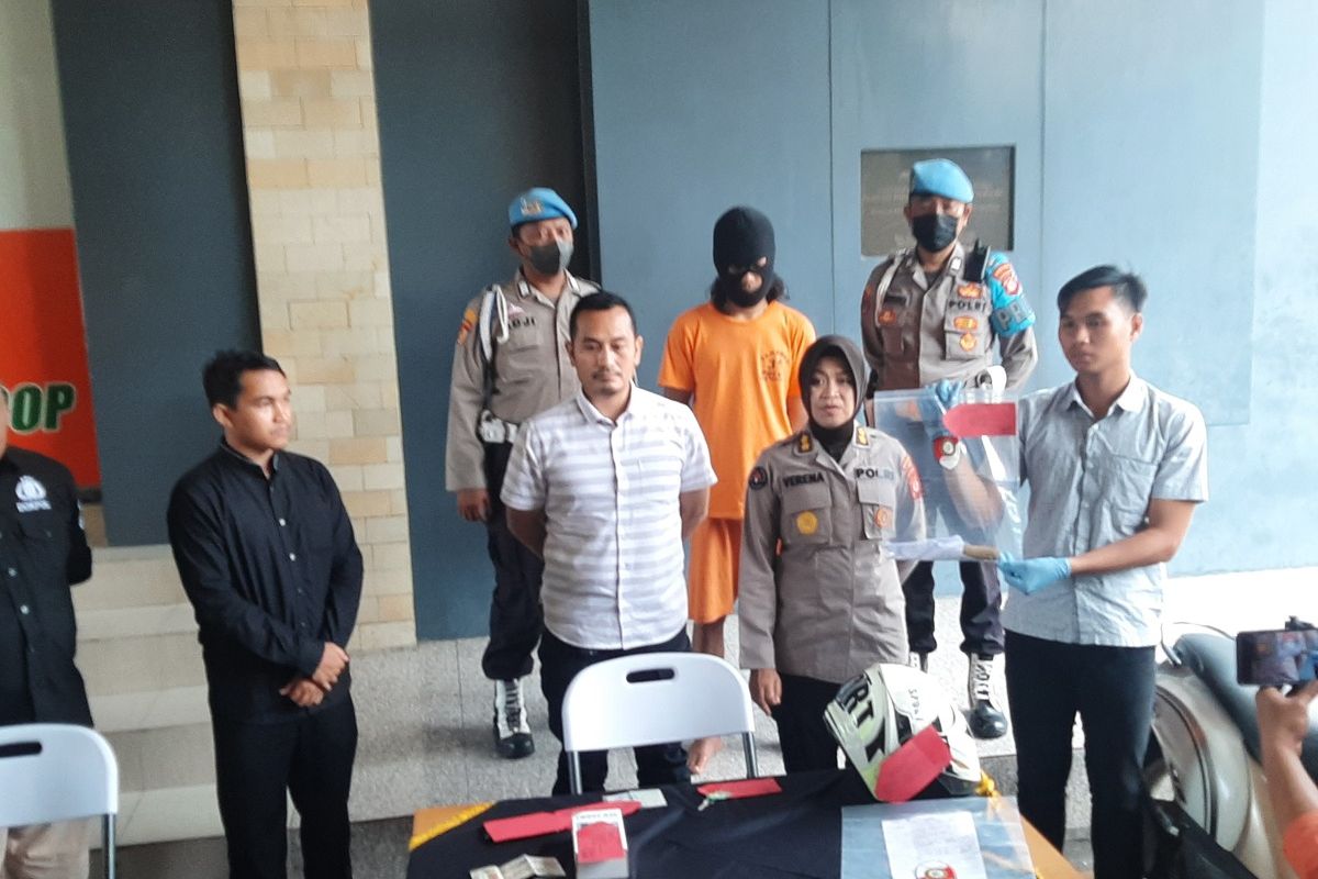 Pelaku pembunuhan dan mutilasi HP (23) warga Temanggung, Jawa Tengah dengan korban seorang perempuan berinsial A (34) warga Kota Yogyakarta saat dihadirkan dalam jumpa pers di Mapolda DIY.