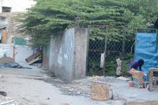 Kesal Bangunannya Dihancurkan, Dede Bangun Tembok di Jalan Raya