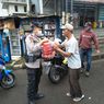 Brimob Polda Jabar Beli Nasi Kotak di Warung Kecil untuk Dibagikan