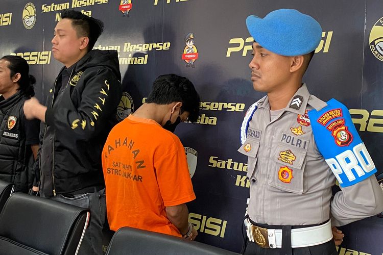 Pelaku pembacokan MJ (29) hingga tewas ditampilkan ke awak media di Mapolres Metro Jakarta Barat, Selasa (28/3/2023). 
