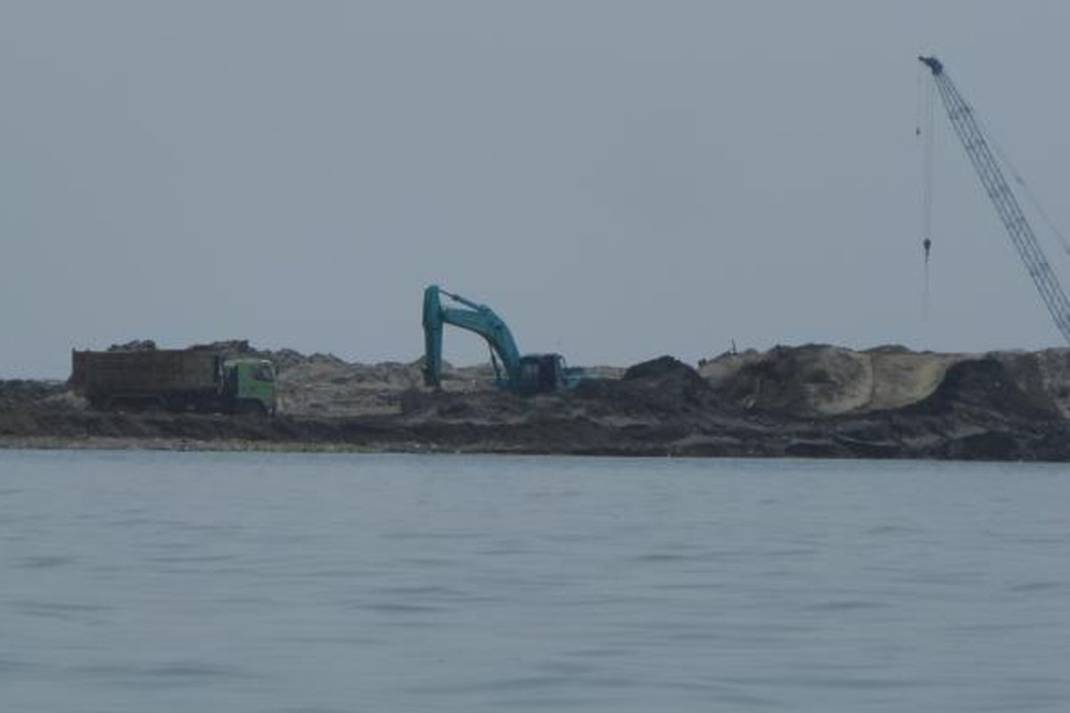 Tampak proses reklamasi Pulau F di pesisir utara Jakarta masih berlangsung pada Rabu (13/7/2016). Pengerjaan salah satu dari belasan pulau untuk reklamasi, Pulau G, dihentikan oleh Menko Maritim dan Sumber Daya Rizal Ramli karena ditemukan banyak pelanggaran.