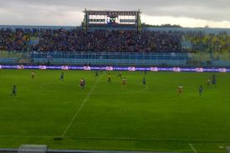Arema Vs Persepam MU dalam laga turnamen IIC 2014 di Stadion Kanjuruhan, Kabupaten Malang, Jawa Timur, Jumat (10/1/2014).