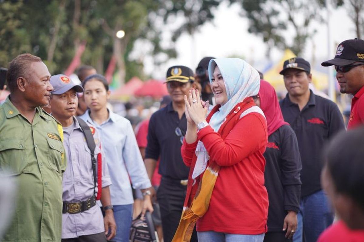 Bupati Klaten Sri Mulyani turut menyaksikan kirab gunungan Festival Candi Kembar.