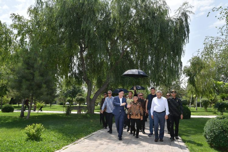 Wakil Presiden Ma'ruf Amin mengunjungi sejumlah lokasi wisata religi di Tashkent dalam hari ketiga kunjungan kerjanya di Uzbekistan, Rabu (14/6/2023) kemarin.