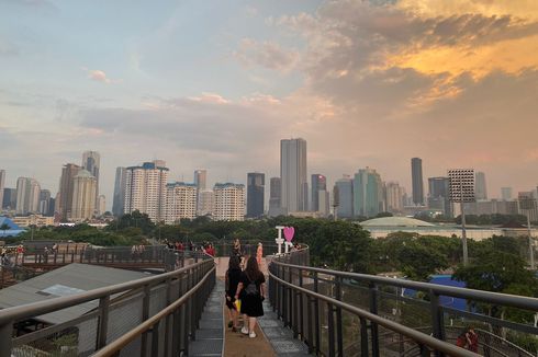 Naik Skywalk Senayan Park, Indahnya Panorama dari Pencakar Langit Jakarta