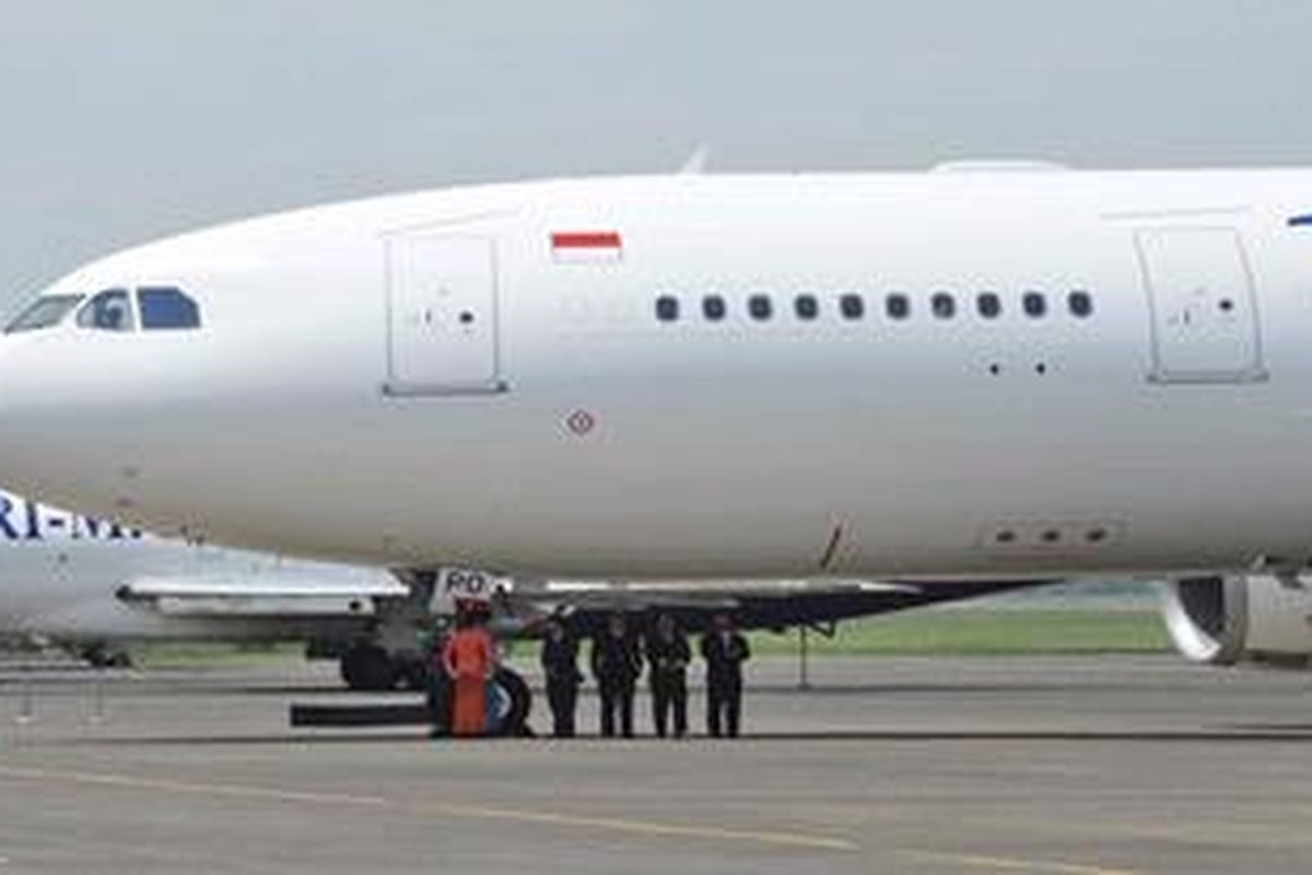 Pesawat Airbus A330-200 milik Garuda Indonesia di Bandara Halim Perdanakusuma, Jakarta, Rabu (11/4/2012). Garuda Indonesia menambah 11 armada Aibus A330-300 dengan nilai dengan nilai sekitar 2,5 miliar dollar AS.