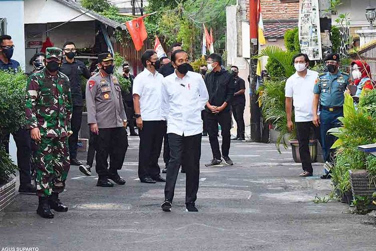 Presiden Joko Widodo melakukan inspeksi mendadak (sidak) ke Kecamatan Cempaka Putih, Jakarta Pusat, Jumat (25/6/2021) siang, untuk meninjau Pemberlakuan Pembatasan Kegiatan Masyarakat (PPKM) skala mikro. Dalam kunjungannya, Jokowi didampnigi Menteri Kesehatan (Menkes) Budi Gunadi Sadikin, Panglima TNI Marsekal Hadi Tjahjanto, dan Kapolri Jenderal Pol Listyo Sigit Prabowo.