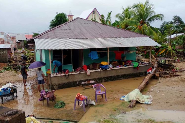 Banjir bandang menerjang desa Haruku, Kecamatan Pulau Haruku, Kabupaten Maluku Tengah, Sabtu (30/7/2022). Akibat musibah itu ratusan rumah warga rusak