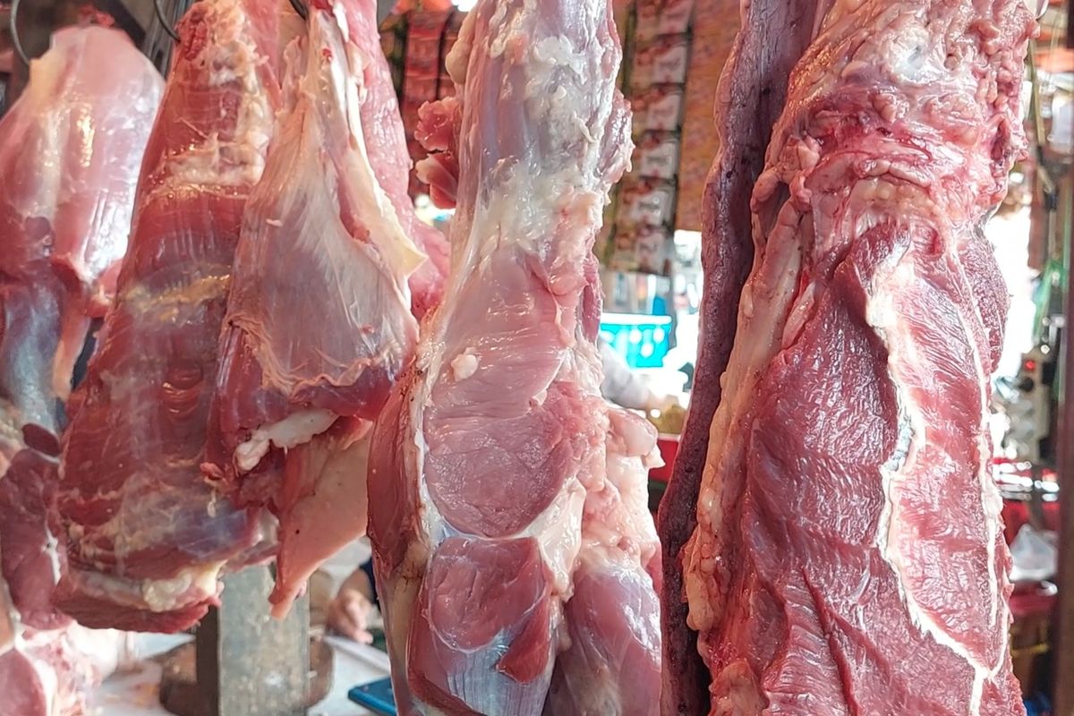 Daging sapi yang dijual di Pasar Kemiri Muka, Kota Depok, Senin (8/4/2024).