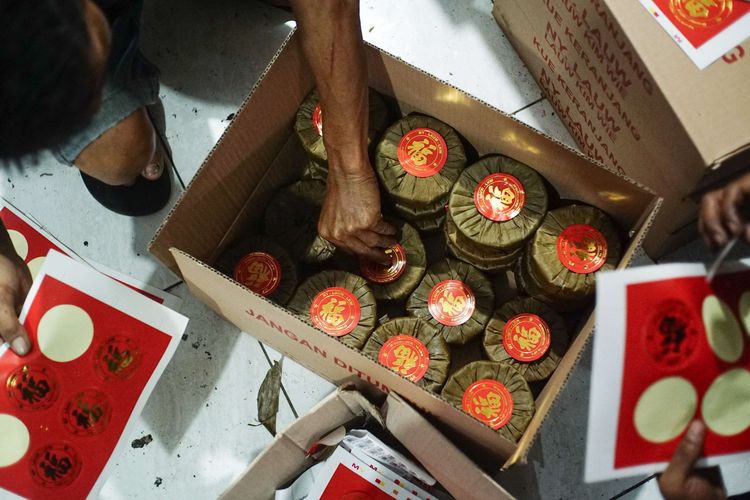 A number of workers package dodol and basket cakes at the Ny Dodol and Cake production house. Lauw (LKW), in Tangerang, Banten, Friday (17/1/2025).