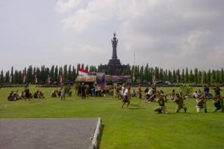 Dalam rangka Hari Juang Kartika TNI AD, Kodam IX/Udayana menampilkan tarian Kolosal Puputan Margarana di Lapangan Niti Mandala Renon Denpasar, Senin (15/12/2014).