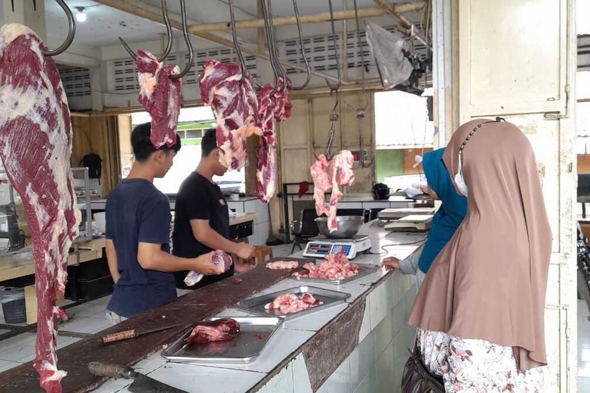 Pedagang daging sapi di Kota Tasikmalaya, Jawa Barat, belum mendapatkan informasi hendak demo massal akibat kenaikan harga dan memilih mengurangi stok jualan untuk hindari kerugian, Minggu (27/2/2022).