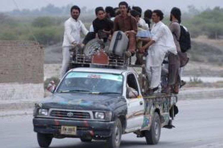 Ribuan orang dengan berbagai cara mengungsi meninggalkan Waziristan Utara sejak wilayah itu menjadi ajang pertempuran antara pasukan Pakistan dan kelompok Taliban.