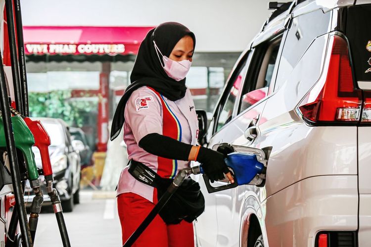 Ilustrasi pengisian BBM di SPBU Pertamina. Harga BBM hari ini. Harga BBM November 2025. Harga BBM 1 November 2025. Harga BBM hari ini. Harga BBM Pertamina hari ini.