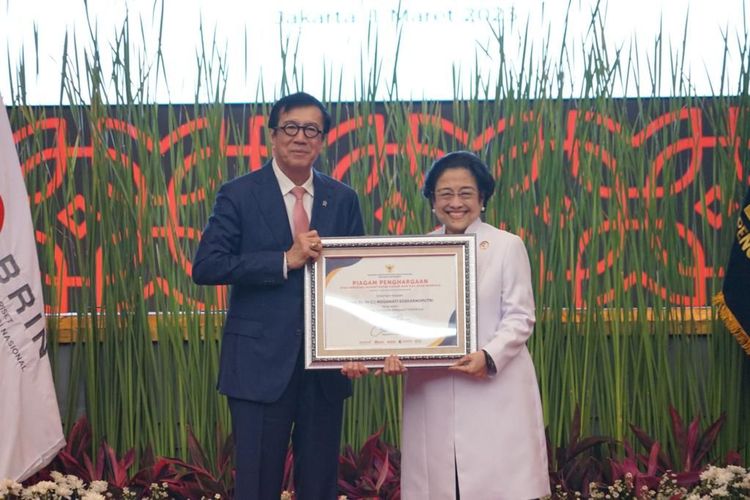 Ketua Dewan Pengarah BRIN Megawati Soekarnoputri berfoto bersama Menteri Hukum dan HAM Yasonna Laoly usai menerima penghargaan tokoh pemajuan HAKI, Rabu (1/3/2023).