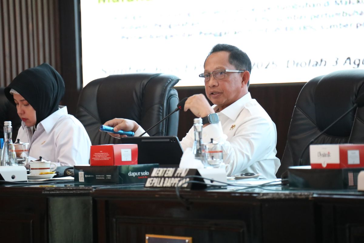 Menteri Dalam Negeri (Mendagri) Muhammad Tito Karnavian saat memimpin Rapat Percepatan Pertumbuhan Ekonomi dan Pengendalian Inflasi pada Provinsi Papua Pegunungan, Papua Tengah, dan Papua Selatan di Gedung Sasana Bhakti Praja (SBP) Kantor Pusat Kementerian Dalam Negeri (Kemendagri), Jakarta, Rabu (6/8/2025).
