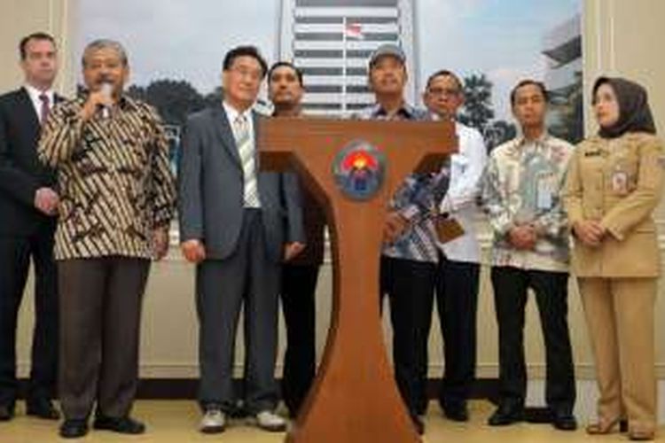 Menpora Imam Nahrawi bersama Presiden TAFISA Ju-Ho Chang dan Ketua Pelaksana TAFISA Hayono Isman saat melakukan konferensi pers di Media Center Kemenpora, Jakarta, Senin (09/5) sore. 