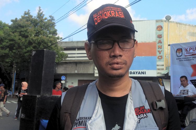 Yulianto, penyandang disabilitas tunanetra menjadi relawan demokrasi KPU Surakarta di Solo, Jawa Tengah, Rabu (13/2/2019).