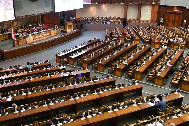 Anggota DPR mengikuti Rapat Paripurna di Kompleks Parlemen, Senayan, Jakarta, Selasa (17/9/2019). Pemerintah dan DPR menyepakati pengesahan revisi UU Nomor 30 Tahun 2002 tentang Komisi Pemberantasan Korupsi (KPK) yang dihadiri oleh 80 orang anggota DPR.