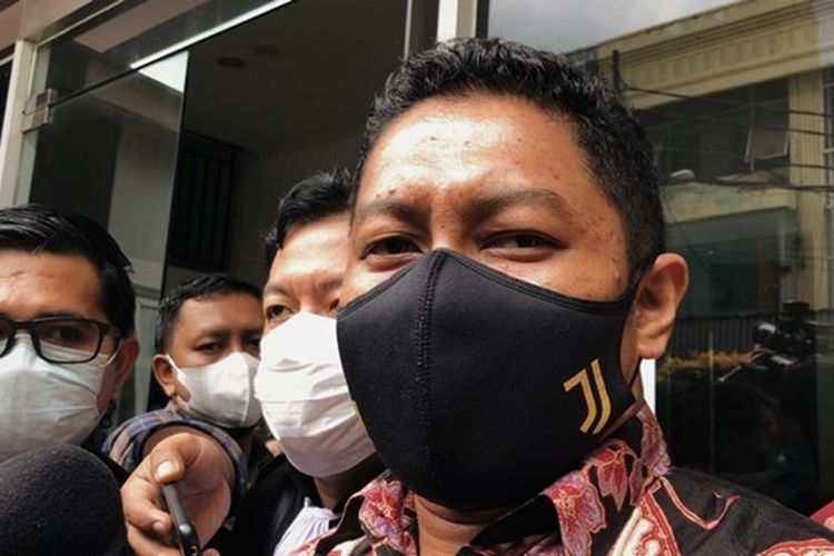 Eks penyidik KPK Stepanus Robin Pattuju pasca sidang putusan di Pengadilan Tindak Pidana Korupsi (Tipikor) Jakarta, Rabu (12/1/2022). Robin divonis 11 tahun penjara karena dinilai terbukti menerima suap senilai total 11,5 miliar untuk mengurus perkara di KPK. 