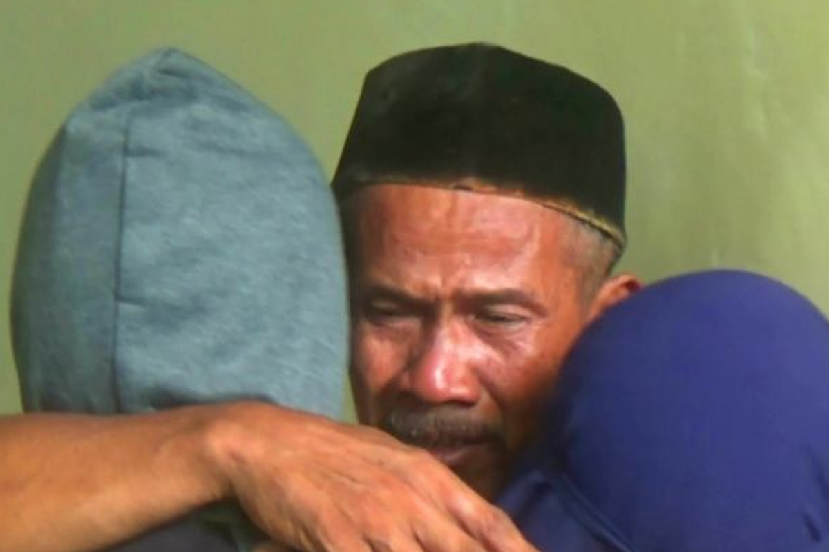 Pertemuan dramatis antara Suyatno dengan kedua anaknya.