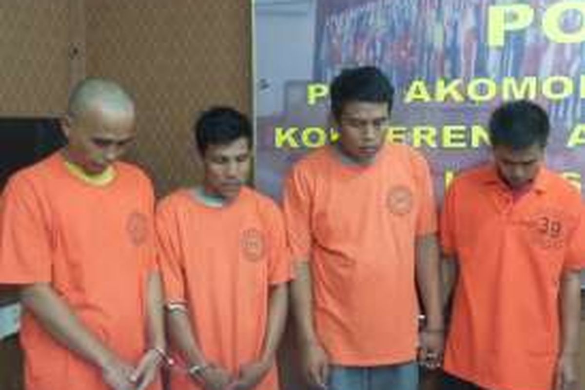 Empat tersangka sindikat penipuan dana bansos sekolah ditahan di Mapolrestro Jakarta Selatan, Senin (2/5/2016).