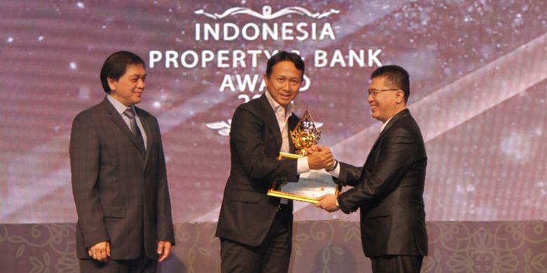 Asmat Amin meraih predikat Tokoh Pengembang Rumah Rakyat Paling Populer 2019 di Indonesia Property&Bank Award 2019 (IPBA 2019 pada Kamis (26/9/2019).