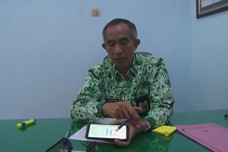 Kepala dinas kesehatan Kabupaten Pacitan Jawa Timur Eko Budiono, menunjukkan data perkembangan jumlah penderita hepatitis-A, di ruang kerja (20/07/2019)