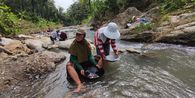 Pria Serabutan Temukan Emas Saat Ikut Tren Tetangga Mendulang di Sungai Tulungagung