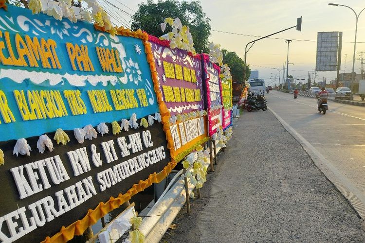 Karangan bunga bertebaran di pinggir jalan, Kamis (21/3/2024) jelang Dedy Yon Supriyono akan mengakhiri masa tugasnya sebagai Wali Kota Tegal, Jawa Tengah periode 2019-2024 pada Sabtu (23/4/2024).