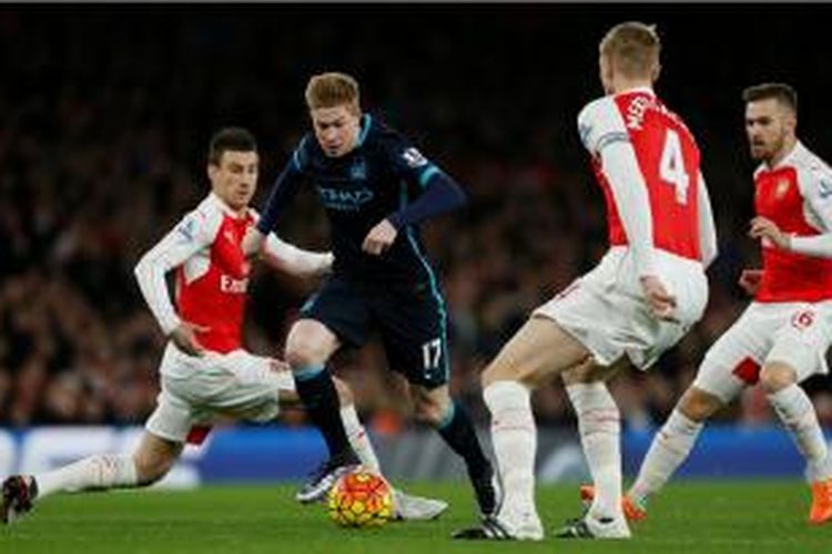 Aksi gelandang Manchester City, Kevin De Bruyne (biru), pada laga kontra Arsenal di Stadion Emirates, Senin (21/12/2015).