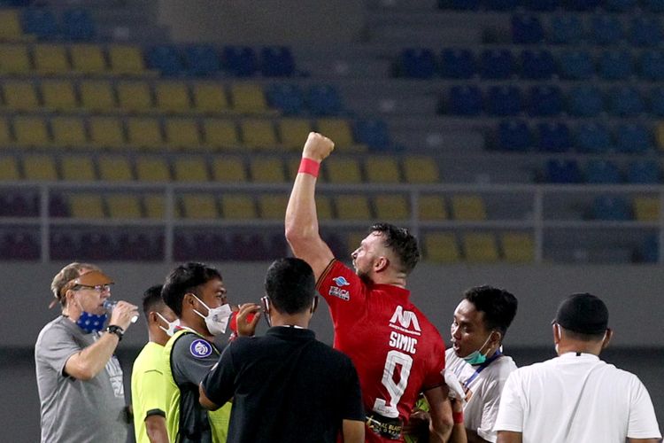 Penyerang Persija Jakarta, Marko Simic, merayakan kemenangan timnya atas Persib Bandung. Simic menjadi penentu kemenangan Persija atas Persib dalam laga pekan ke-12 Liga 1 2021-2022 yang berlangsung di Stadion Manahan, Solo, Sabtu (20/11/2021).