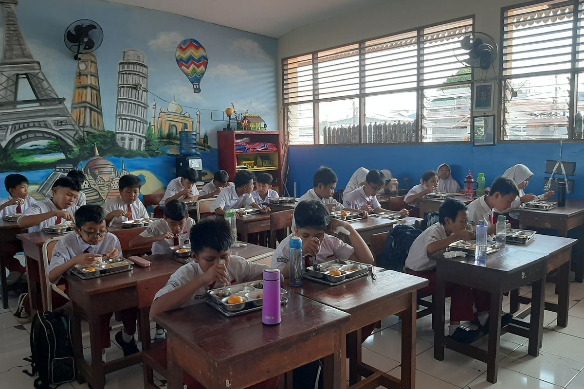 Antusias Sambut Makan Bergizi Gratis di Jakarta, Siswa: Menunya Lengkap, Saya Bisa Hemat