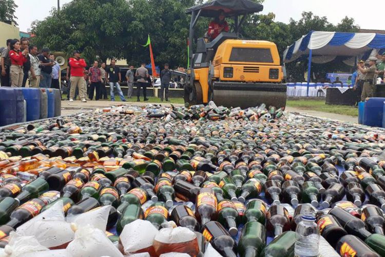 Ribuan botol minuman keras (miras) dimusnahkan menggunakan alat berat di halaman Mapolresta Bogor Kota, Jumat (12/5/2017).