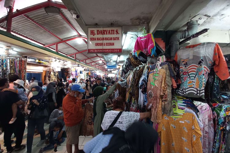 Pembeli saat memilih batik di Pasar Beringharjo, pada libur Lebaran, Jumat (6/5/2022).