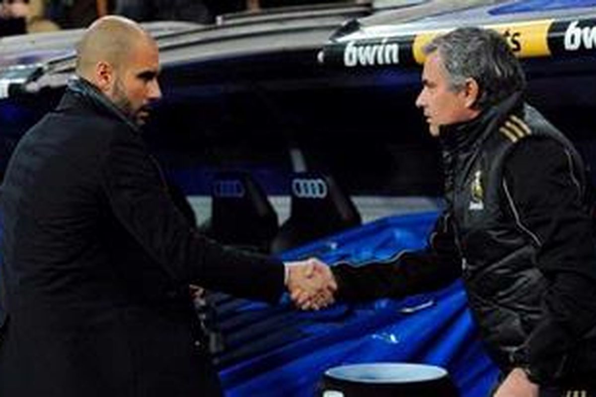 Pelatih Real Madrid, Jose Mourinho (kanan) memberi selamat kepada Pelatih Barcelona, Pep Guardiola. Madrid dipaksa menyerah 1-2 di leg pertama perempat final Copa del Rey, Rabu atau Kamis (19/1/2012) dini hari WIB.