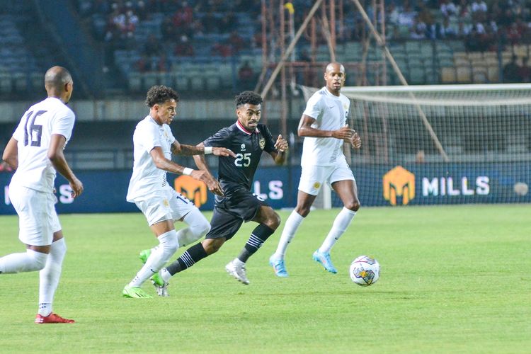 Yakob Sayuri wing back Timnas Indonesia (jersey hitam) melakukan akselerasi dalam pola menyerang. Indonesia yang sukses menaklukkan Curacao dalam laga FIFA Match Day, Sabtu (26/9/2022) di Stadion Gelora Bandung Lautan Api (GBLA).