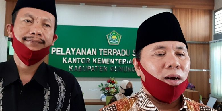 Kepala Kemenag Gunungkidul Arif Gunadi (masker merah) di kantor Kemenag Gunungkidul Jumat (22/5/2020)