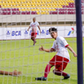 Saat Gibran Bermain Sepak Bola Bersama Kurniawan Dwi Yulianto