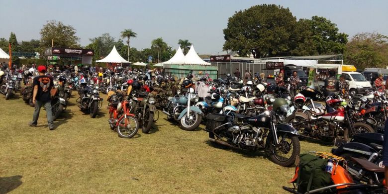 Deretan motor Harley Davidson klasik yang mengikuti gelaran Indonesia Heritage Motorcycle 2018 di kawasan Candi Prambanan, Yogyakarta, Sabtu (21/7/2018).