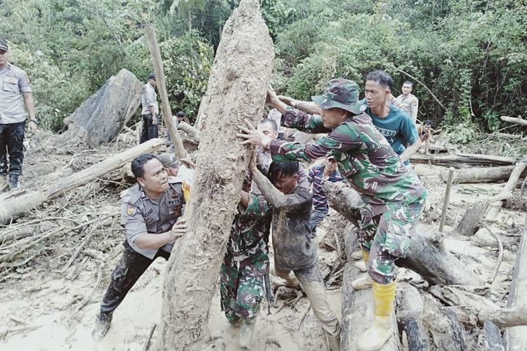 Petugas gabungan melakukan pencarian dua orang korban yang tertimbun tanah longsor di Desa Koto Ruang, Kecamatan Rokan IV Koto, Kabupaten Rohul, Riau, Kamis (5/12/2019).