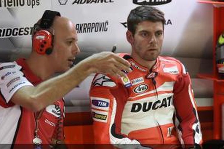 Pebalap Ducati asal Inggris, Cal Crutchlow, berdiskusi dengan kru di pit Sirkuit Americas pada GP Americas, 13 April 2014.