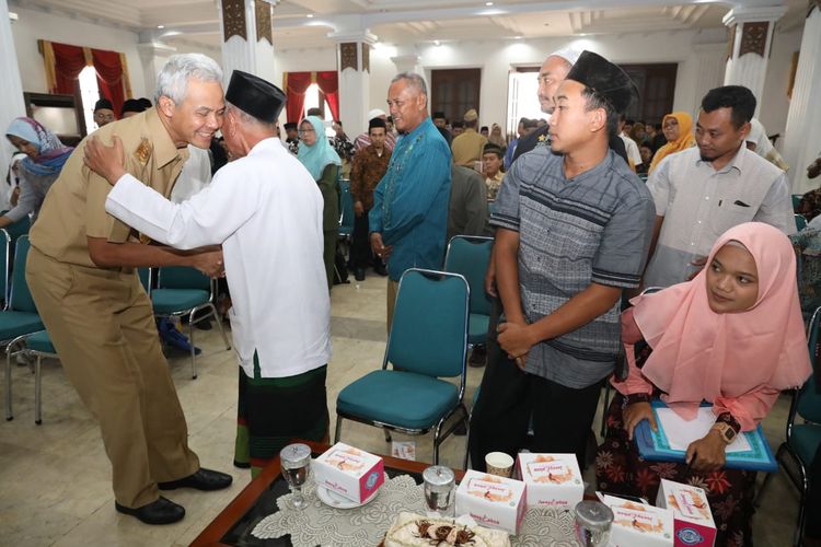 Gubernur Ganjar Pranowo memberikan pengarahan kepada Kepala dan Bendahara Penerima Hibah Bidang Pendidikan Keagamaan Provinsi Jateng TA 2019 (130 Lembaga) di Wisma Perdamaian, Senin (25/11/2019)..