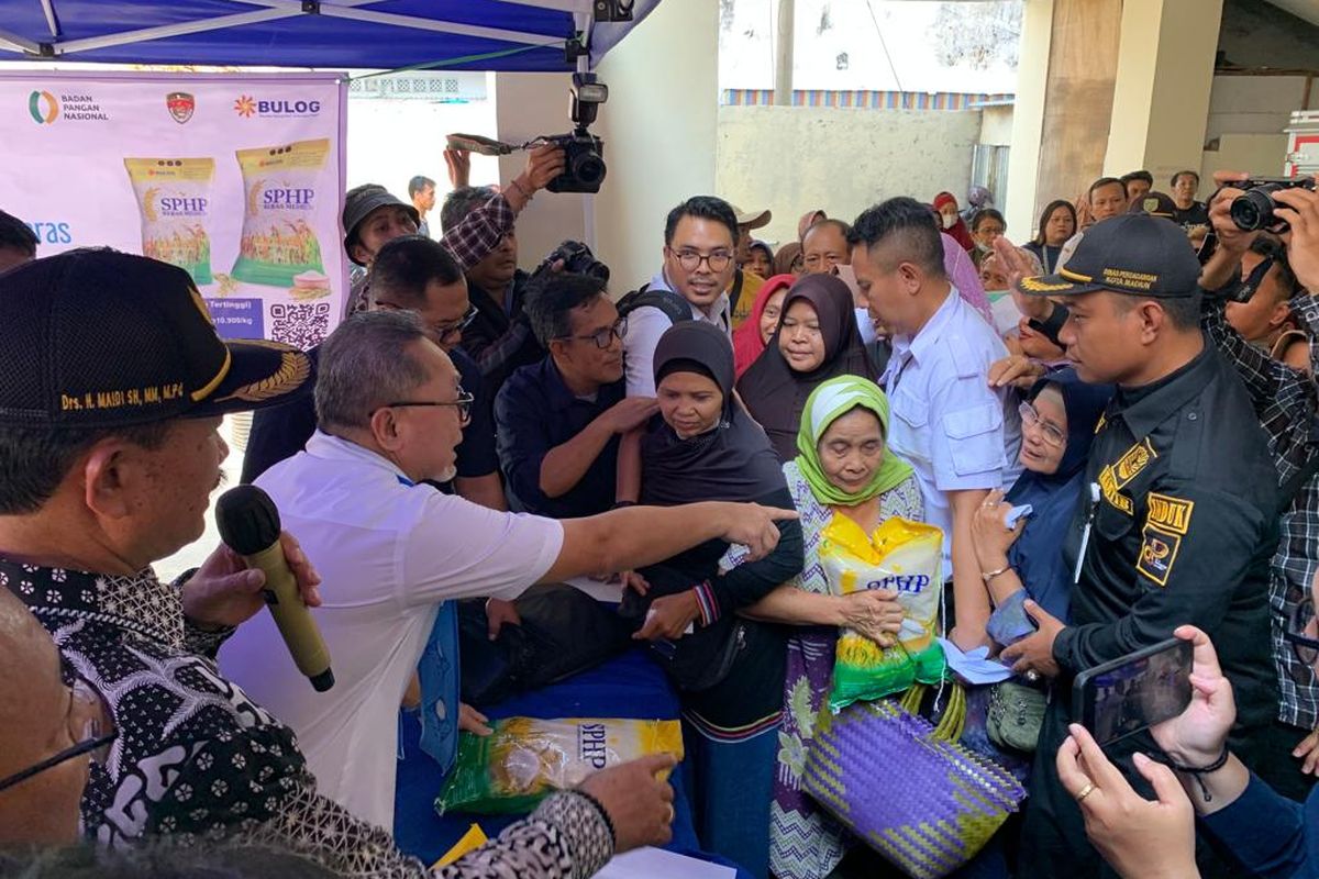 SERAHKAN BERAS-- Menteri Perdagangan (Mendag) Zulkifli Hasan didampingi Wali Kota Madiun, Maidi membagikan ratusan karung beras kemasan lima kilogram kepada warga di Pasar Besar Kota Madiun, Jawa Timur, Rabu (11/10/2023). Ketua Umum Partai Amanat Nasional itu membagi-bagikan beras gratis dalam rangkaian kunjungannya di kota pecel.