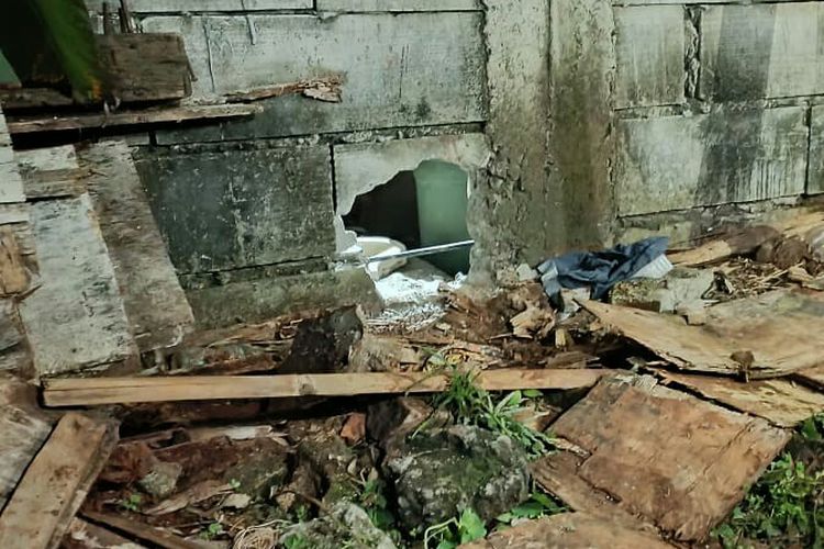 Kondisi tembok kamar mandi Rutan Mapolsek Jatiasih Bekasi yang dijebol oleh tahanan untuk melarikan diri.