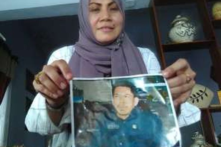 Keluarga menunjukkan foto Dokter Mawardi Hamri (55), Direktur RSUP NTB yang dilaporkan hilang.
