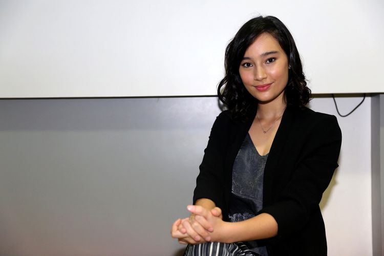 Tatjana Saphira berpose usai wawancara di kantor Redaksi Kompas.com, Palmerah Selatan, Jakarta Pusat, Jumat (31/3/2017).